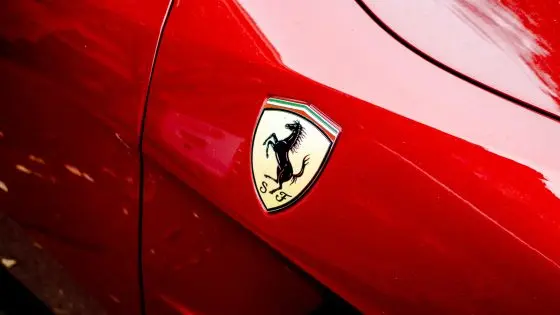 I cavalli d'acciaio della Ferrari ora sono disponibili anche con criptovalute