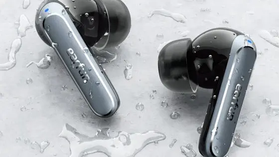 Waterproof headphones that we charge wirelessly