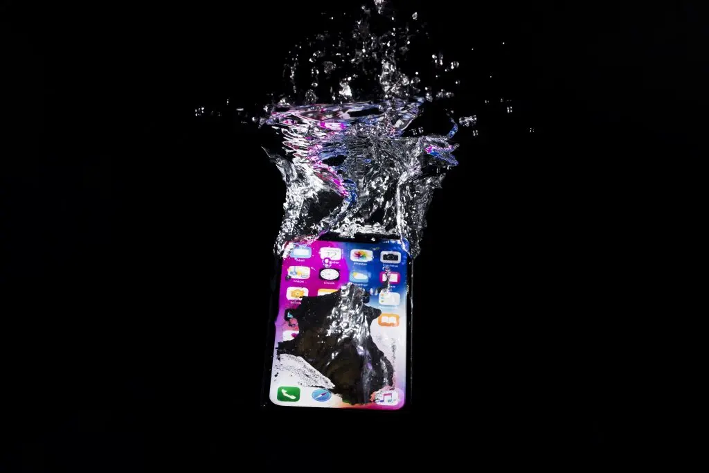 Cosa fare se il telefono cade in acqua?